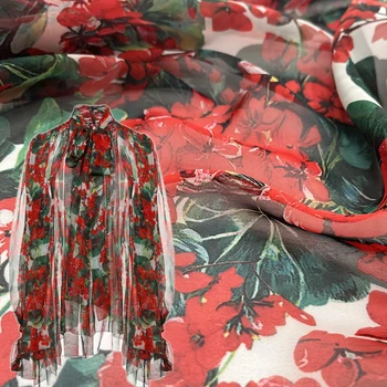 Мека и струящаяся сатен плат с луксозен цветен принтом за стоки от бита и шевни проекти